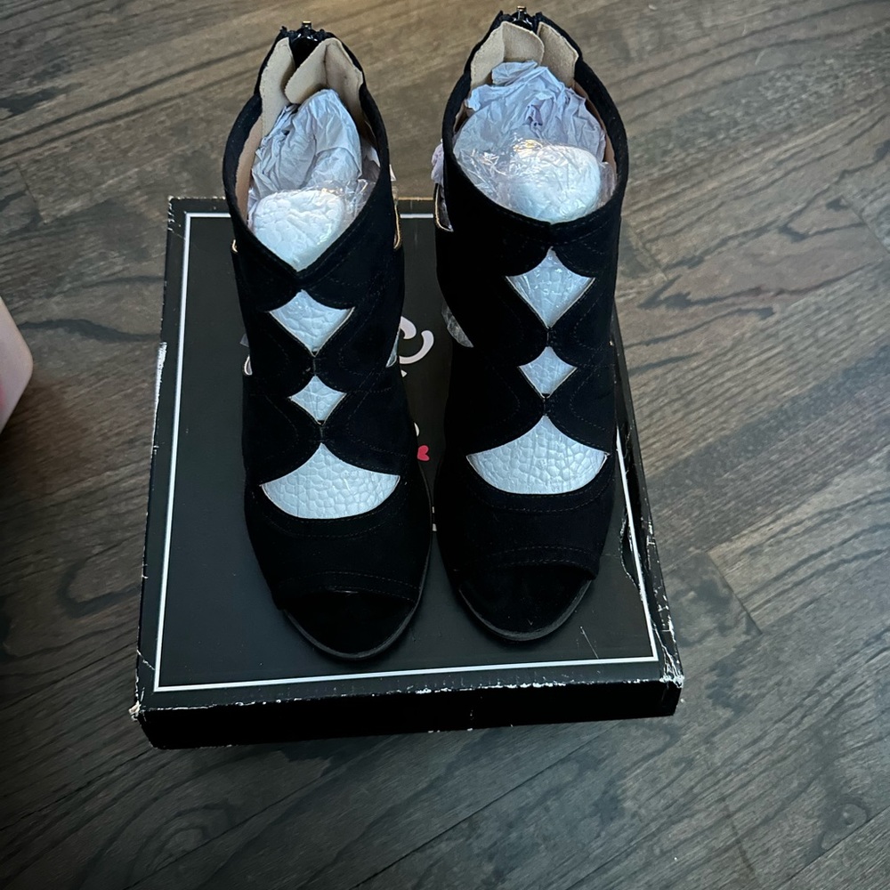 Qupid Block Heels Black Suede Size 6.5
